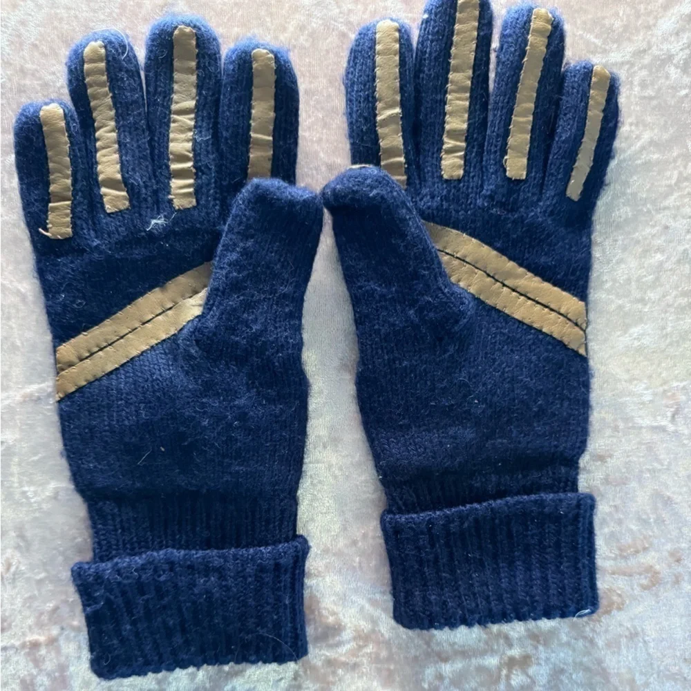 Vintage navy winter gloves